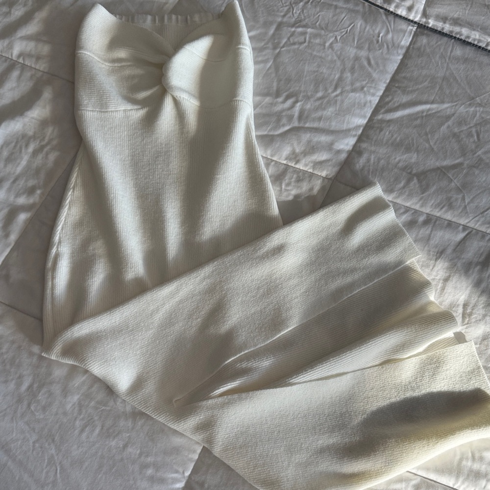 Elegant Strapless Ivory Knit Dress
